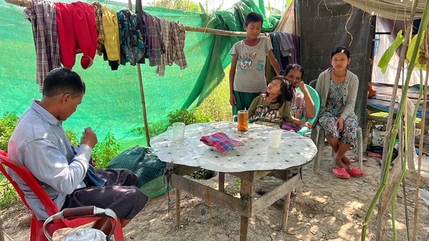 အမှိုက်ကောက်သူဖြစ်သွားတဲ့ လယ်ပိုင်ရှင်