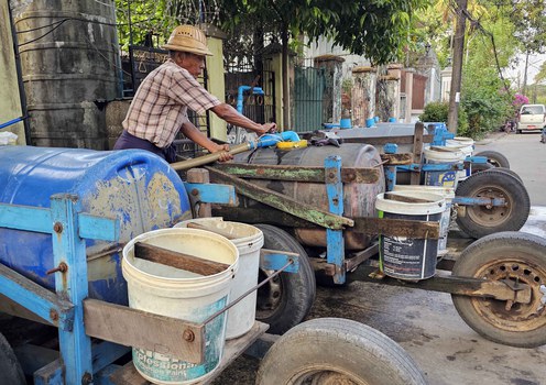 ရန်ကုန်တိုင်း သာကေတမြို့နယ်မှာ ရေလှည်းတွန်းနေသူတစ်ဦးအား ၂၀၂၅ ခုနှစ် ဧပြီ ၁ ရက်နေ့ကတွေ့ရစဉ်။