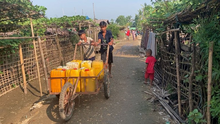 စေတီပြင် စစ်ဘေးဒုက္ခသည်စခန်းမှ စစ်ဘေးဒုက္ခသည်များအား ၂၀၂၃ ခုနှစ် နိုဝင်ဘာလ ၃၀ ရက်နေ့က တွေ့ရစဉ်။ (Photo: RFA)