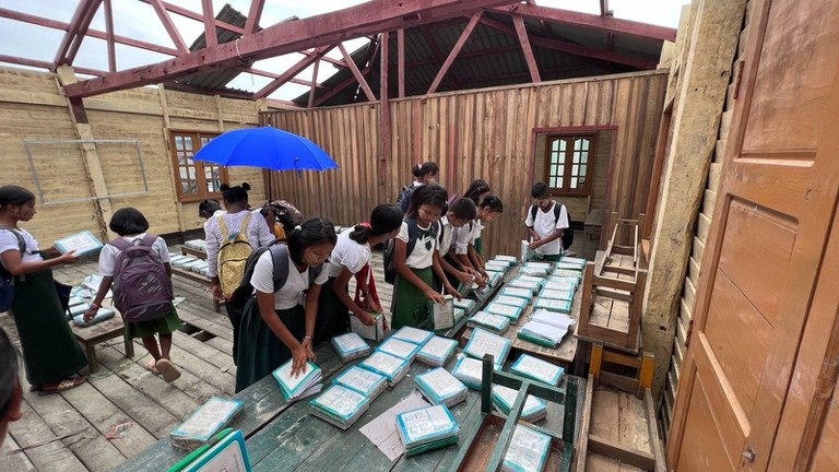 စစ်တွေမြို့နယ် ကျေးတောရွာ အလယ်တန်းကျောင်းမှ ကျောင်းသူ၊ ကျောင်းသားများအား ၂၀၂၃ ခုနှစ်၊ ဇွန်လ ၁ ရက်နေ့က တွေ့ရစဉ်။ (Photo: RFA)