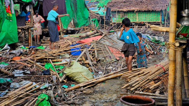 ရသေ့တောင်မှာ မုန်တိုင်းသင့် စစ်ဘေးဒုက္ခသည် နှစ်သောင်းကျော် အခက်အခဲကြုံနေ ရသေ့တောင်မှာ မုန်တိုင်းသင့် စစ်ဘေးဒုက္ခသည် နှစ်သောင်းကျော် အခက်အခဲကြုံနေ