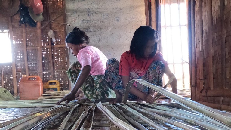 ကျူဖျာ ရက်ကူနေသည့် အင်းလေးသူ မပုန်းညက်ဖြူအား ၂၀၂၄ ခုနှစ်၊ ဇွန်လ ၆ ရက်နေ့က တွေ့ရစဥ်။ (Photo: RFA)