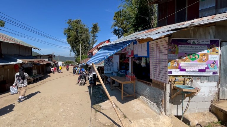 ထိုင်းနိုင်ငံ မဲဆောက်မြို့အနီး အုန်းဖျန် ဒုက္ခသည်စခန်းကို တွေ့ရစဉ်။ (Photo: RFA)