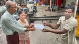 ချိုင်းထောက်နှစ်ဖက်နဲ့ သတင်းသမား