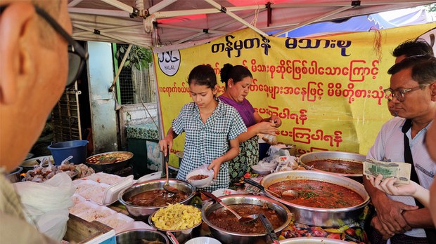 တစ်ရက် ဆန်သုံးအိတ်ထိ တိုးချက်လာရတဲ့ ကျပ်တစ်ထောင်တန် ထမင်းဆိုင် တစ်ရက် ဆန်သုံးအိတ်ထိ တိုးချက်လာရတဲ့ ကျပ်တစ်ထောင်တန် ထမင်းဆိုင်