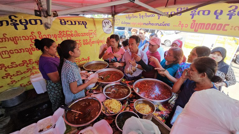 ရန်ကုန်တိုင်း၊‌ မင်္ဂလာတောင်ညွှန့်မြို့နယ် မြန်မာ့ဂုဏ်ရည်လမ်းတွင် ထမင်းနှင့်ဟင်း တစ်ပွဲကျပ်တစ်ထောင်ဖြင့် ရောင်းချသည့် “တန်မှတန်” ထမင်းဆိုင်အား  ၂၀၂၄ ခုနှစ်၊ ဇန်နဝါရီလ ၁၂ ရက်နေ့က တွေ့ရစဉ်။ (Photo: RFA)