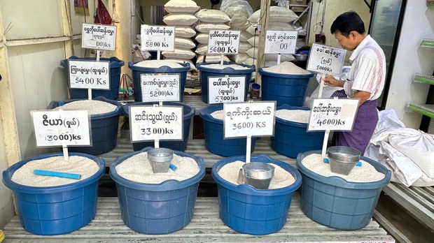 စံချိန်တင်မြင့်လာတဲ့ ကုန်စျေးနှုန်းတွေကြောင့် ထမင်းလျှော့စားရသူတွေရှိလာ