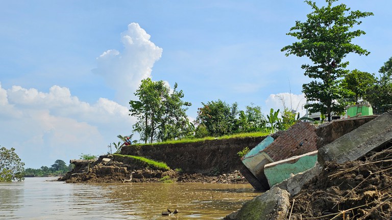 ပန်းတနော်မြို့နယ်၊ တောကျောင်းကျေးရွာအုပ်စုထဲမှ ကျောင်းတော်လေးရွာ မြစ်ကမ်းပါးပြိုကျခဲ့သည်ကို ၂၀၂၃ ခုနှစ် အောက်တိုဘာလအတွင်းက တွေ့ရစဉ်။ (Photo: Citizen Journalist)