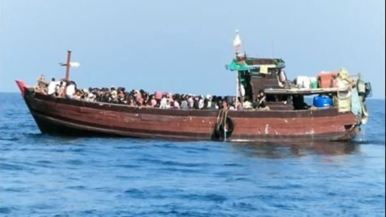 စစ်တွေမြို့ အနောက်မြောက်ဘက်တွင် ရိုဟင်ဂျာလှေတစ်စီးကို စစ်တပ်က ဖမ်းဆီးရမိကြောင်း ၂၀၂၁ ခုနှစ် နိုဝင်ဘာလ ၂၉ ရက်နေ့က စစ်ကောင်စီဝက်ဘ်ဆိုဒ်တွင် ဖော်ပြထားစဉ်။ (Photo: Myanmar Military)