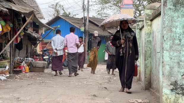 အသက်စွန့်ပြီး နယ်မြေသစ်ရှာတဲ့ ရခိုင်ပြည်နယ်က ရိုဟင်ဂျာများ အသက်စွန့်ပြီး နယ်မြေသစ်ရှာတဲ့ ရခိုင်ပြည်နယ်က ရိုဟင်ဂျာများ
