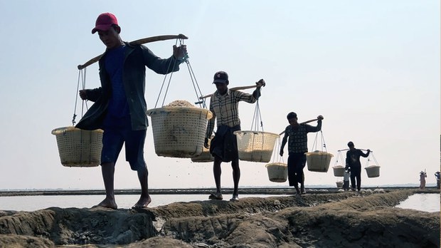 နှစ် ၂၀ ကြာပျက်စီးနေတဲ့ ရခိုင်ဆားဈေးကွက်ပြန်ကောင်းဖို့ မျှော်လင့်နေကြ နှစ် ၂၀ ကြာပျက်စီးနေတဲ့ ရခိုင်ဆားဈေးကွက်ပြန်ကောင်းဖို့ မျှော်လင့်နေကြ