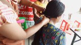 စားဝတ်နေရေးကျပ်တည်းမှု အမျိုးသမီးရော အမျိုးသားပါ ဆံပင်ဖြတ်ရောင်းလာ