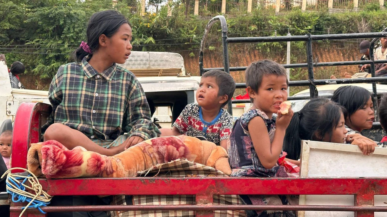 နေရပ်ပြန် လောက်ကိုင်ဒုက္ခသည်များအား လားရှိုးမြို့အထွက်မှာ ၂၀၂၃ ခုနှစ်၊ နိုဝင်ဘာလ ၃၀ ရက်နေ့က တွေ့ရစဉ်။ (Photo: RFA)