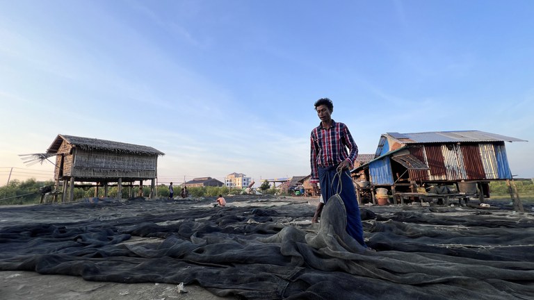 စစ်တွေမြို့မှ ငါးဖမ်းလုပ်ငန်းဖြင့် အသက်မွေးသူတစ်ဦးအား ၂၀၂၃ ခုနှစ် ဒီဇင်ဘာလ ၂၉ ရက်နေ့က တွေ့ရစဉ်။ (Photo: RFA)