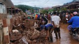 ကလောမြို့က ရွှံ့နွံဖုံးနေတဲ့ အိမ်တွေကို ကူညီရေးအဖွဲ့က ရှင်းပေးနေ