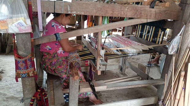 တိုက်ပွဲတွေကြားက ရက်ကန်းသံ တိုက်ပွဲတွေကြားက ရက်ကန်းသံ