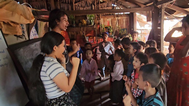 ရန်ကုန်တိုင်း၊ လှိုင်သာယာမြို့နယ်တွင် ရပ်ကွက်နေ ကလေးငယ်များကို ရေချမ်းစင်အခမဲ့စာသင်ဝိုင်းတွင် စာသင်ပေးနေသည်ကို ၂၀၂၄ ခုနှစ်၊ ဖေဖော်ဝါရီလ ၂၅ ရက်နေ့က တွေ့ရစဉ်။ (Photo: RFA)