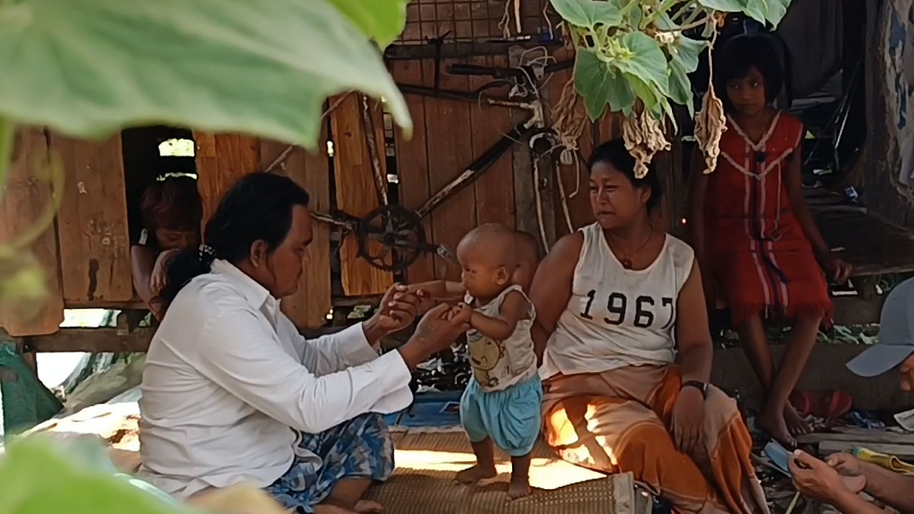 ရန်ကုန်တိုင်း၊ အရှေ့ဒဂုံမြို့နယ်မှာ နေထိုင်သည့် ကိုဆန်းသူရတို့ မိသားစုအား ၂၀၂၃ ခုနှစ်၊ မေလ ၉ ရက်နေ့က တွေ့ရစဉ်။ (Photo: RFA)