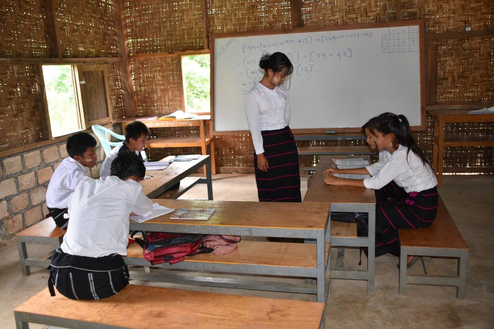 ကျောက်မဲမြို့နယ်ရှိ တအာင်းပညာရေးကော်မတီ TNEC ကျောင်းမှာ စာသင်နေသည့် ကျောင်းသားများကို ၂၀၂၂ ခုနှစ် ဇူလိုင်လမှာ တွေ့ရစဉ်