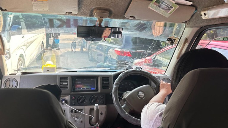 အမျိုးသမီး တက္ကစီယာဉ်မောင်း မမိုးကို ၂၀၂၄ ခုနှစ်၊ ဇန်နဝါရီ ၂၄ ရက်နေ့က တွေ့ရစဥ်။ (Photo: RFA)