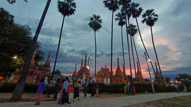 မိသားစုတွေ ပြန်ဆုံခွင့်မရတဲ့ သီတင်းကျွတ် မိသားစုတွေ ပြန်ဆုံခွင့်မရတဲ့ သီတင်းကျွတ်