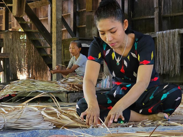ပန်းတနော်မြို့က သင်ဖြူးဖျာလုပ်ငန်းမှာ လူငယ်လုပ်သားတွေ နည်းလာ ပန်းတနော်မြို့က သင်ဖြူးဖျာလုပ်ငန်းမှာ လူငယ်လုပ်သားတွေ နည်းလာ