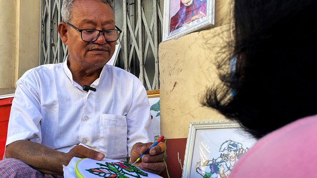 ပန်းထိုးပညာ အခမဲ့သင်ပေးနေတဲ့ ဦးတင်ဦး ပန်းထိုးပညာ အခမဲ့သင်ပေးနေတဲ့ ဦးတင်ဦး