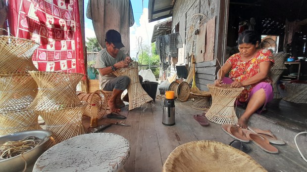 ကိုဗစ်နဲ့ စစ်ကြား ရုန်းကန်နေရတဲ့ ချင်းရိုးရာထိုင်ခုံလုပ်ငန်း ကိုဗစ်နဲ့ စစ်ကြား ရုန်းကန်နေရတဲ့ ချင်းရိုးရာထိုင်ခုံလုပ်ငန်း
