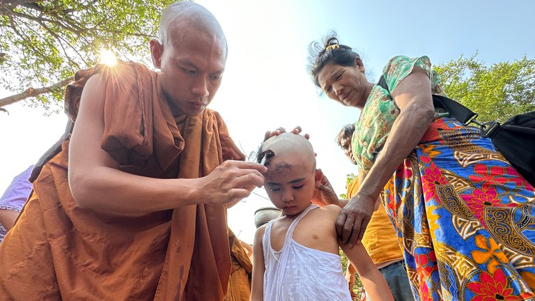 မန္တလေးတိုင်း၊ တံတားဦးမြို့နယ် အင်းဝမြို့ဟောင်း လေသာရပ်မှ ရှင်ပြုအလှူအား ၂၀၂၄ ခုနှစ်၊ မတ်လ ၁၃ ရက်နေ့က တွေ့ရစဉ်။ (Photo: RFA)