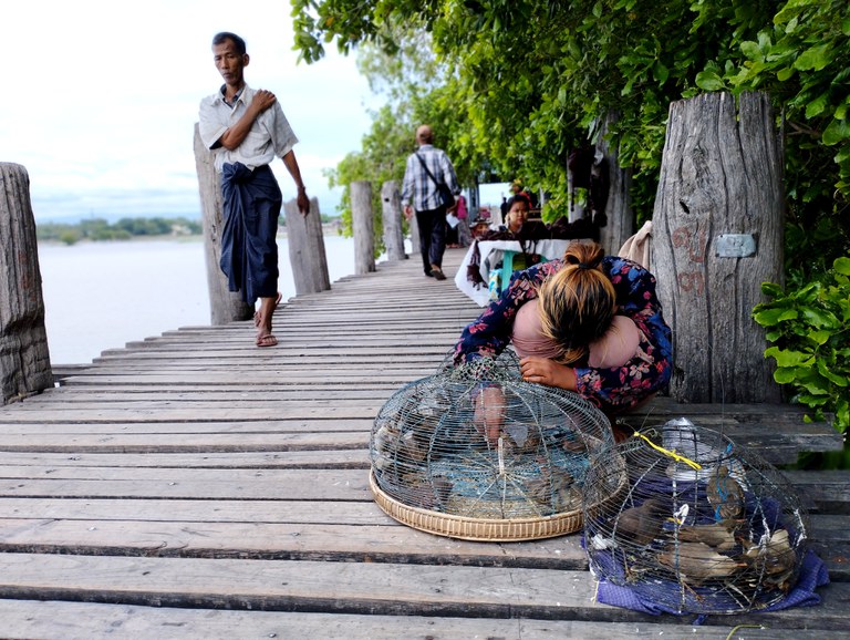 မန္တလေးတိုင်း အမရပူရမြို့နယ်မှ ဦးပိန်တံတားတွင် ဈေးသည်တချို့အား ၂၀၂၃ ခုနှစ် ဇူလိုင်လ ၁၂ ရက်နေ့က တွေ့ရစဉ်။ (Photo: RFA)