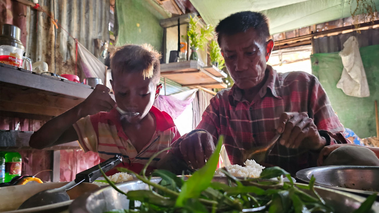 ရန်ကုန်တိုင်း၊ ဒဂုံဆိပ်ကမ်းမြို့နယ်မှာ ပလုံကောက်ပြီး နေထိုင်နေသည့် လပွတ္တာမြို့နယ်မှ ဦးဟန်ရွှေနှင့် သူ၏ မြေးတစ်ဦးအား ၂၀၂၃ ခုနှစ်၊ မေလ ၁၆ ရက်နေ့က တွေ့ရစဉ်။ (Photo: RFA)