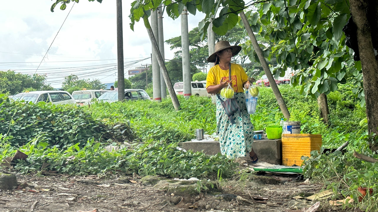 ရန်ကုန်တိုင်း၊ မြောက်ဒဂုံမြို့နယ်၊ ပင်လုံလမ်း မီးပွိုင့်အနီးတွင် စျေးရောင်းသူ မအေးသောင်းအား ၂၀၂၃ ခုနှစ်၊ ဇူလိုင်လ ၂၀ ရက်နေ့တွင် တွေ့ရစဉ်။