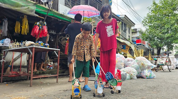 ကုန်ကြမ်းစျေးမြင့်ပြီး တရုတ်မီးပုံးတွေကြောင့် ရိုးရာမီးပုံးလုပ်သူ နည်းပါးလာ ကုန်ကြမ်းစျေးမြင့်ပြီး တရုတ်မီးပုံးတွေကြောင့် ရိုးရာမီးပုံးလုပ်သူ နည်းပါးလာ