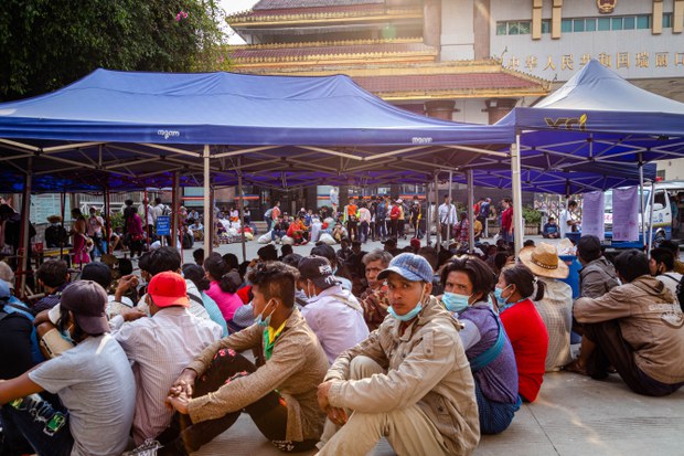 ပြည်ပထွက် အလုပ်လုပ်ခွင့်ရဖို့ စောင့်ဆိုင်းနေတဲ့ အလုပ်သမားများ