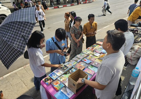 ရန်ကုန်တိုင်း၊ ကမာရွတ်မြို့နယ် လှည်းတန်းစင်တာရှေ့မှာ စာရေးဆရာများက စာအုပ်ရောင်းချပြီး ရန်ပုံငွေရှာနေသည်ကို ၂၀၂၅ ခုနှစ် ဧပြီလ ၅ ရက်နေ့က တွေ့ရစဉ်။