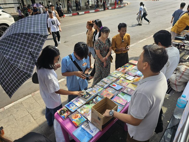 ရန်ကုန်မှာ စာရေးဆရာတွေစုပြီး ငလျင်ဘေးကူဖို့ စာအုပ်ရောင်းချ ရန်ကုန်မှာ စာရေးဆရာတွေစုပြီး ငလျင်ဘေးကူဖို့ စာအုပ်ရောင်းချ