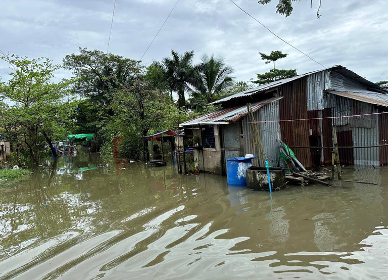 ဒဂုံမြို့သစ် (ဆိပ်ကမ်း) မြို့နယ်၊ အမှတ် ၆၁ ရပ်ကွက်တွင် ရေကြီးနစ်မြုပ်နေမှုအား ၂၀၂၄ ခုနှစ်၊ အောက်တိုဘာလ ၂၂ ရက်နေ့က တွေ့ရစဥ်။ (RFA Photo)
