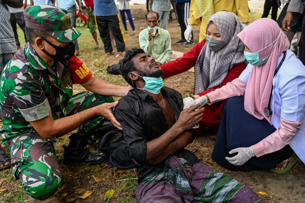 အစာရေစာငတ်မွတ်နေတဲ့ ရိုဟင်ဂျာ ၆၀ နီးပါးပါတဲ့ စက်လှေတစ်စီး အင်ဒိုးနီးရှားကို ရောက်လာ အစာရေစာငတ်မွတ်နေတဲ့ ရိုဟင်ဂျာ ၆၀ နီးပါးပါတဲ့ စက်လှေတစ်စီး အင်ဒိုးနီးရှားကို ရောက်လာ