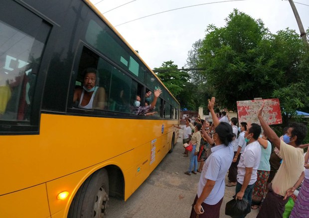 ဖမ်းဆီးထားသူတွေကို လွှတ်ပေးပြီး နိုင်ငံတကာအသိအမှတ်ရရှိရေး စစ်ကောင်စီ ကြိုးပမ်းနေလို့ AAPP ပြော