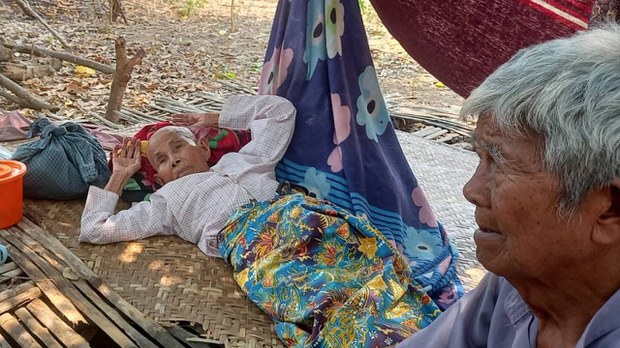 ပဇီကြီးရွာ လေကြောင်း ထပ်တိုက်ခံရပြီး နေအိမ် ၁၀၀ ခန့် မီးလောင်ပျက်စီး ပဇီကြီးရွာ လေကြောင်း ထပ်တိုက်ခံရပြီး နေအိမ် ၁၀၀ ခန့် မီးလောင်ပျက်စီး