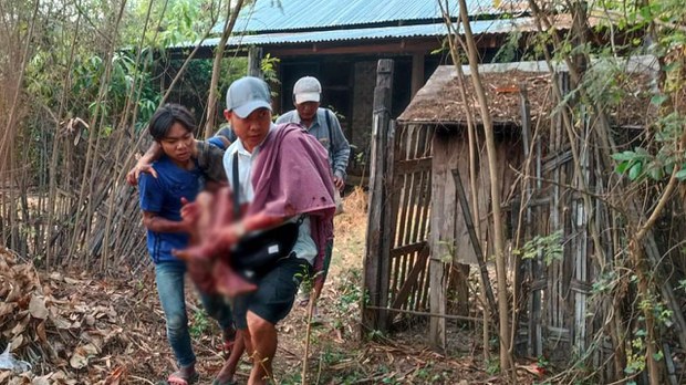 ရွှေဘိုမြို့နယ် ဆိပ်ခွန်ရွာ လေကြောင်းတိုက်ခိုက်ခံရပြီး နှစ်ဦးသေ၊ သုံးဦးဒဏ်ရာရ ရွှေဘိုမြို့နယ် ဆိပ်ခွန်ရွာ လေကြောင်းတိုက်ခိုက်ခံရပြီး နှစ်ဦးသေ၊ သုံးဦးဒဏ်ရာရ