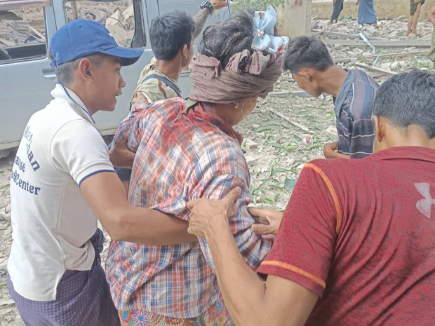 စဉ့်ကူးမြို့နယ် ကျည်တောက်ပေါက်ရွာ ဗုံးကြဲခံရပြီး ဒေသခံခြောက်ဦးဒဏ်ရာရ စဉ့်ကူးမြို့နယ် ကျည်တောက်ပေါက်ရွာ ဗုံးကြဲခံရပြီး ဒေသခံခြောက်ဦးဒဏ်ရာရ