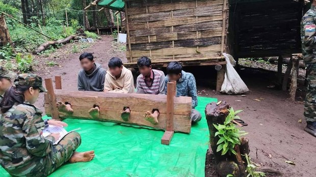 အမ်းမြို့ နပခ က ထွက်ပြေးလာတဲ့ စစ်ကောင်စီ တပ်သားလေးဦး ဖမ်းဆီးခံရ အမ်းမြို့ နပခ က ထွက်ပြေးလာတဲ့ စစ်ကောင်စီ တပ်သားလေးဦး ဖမ်းဆီးခံရ