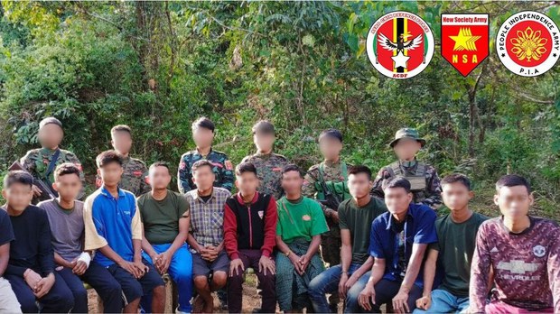 အမ်းမြို့တိုက်ပွဲက ထွက်ပြေးလာတဲ့ စစ်သုံ့ပန်း ၁၂ ဦး ဖမ်းမိထားကြောင်း တော်လှန်ရေးတပ်တွေပြော အမ်းမြို့တိုက်ပွဲက ထွက်ပြေးလာတဲ့ စစ်သုံ့ပန်း ၁၂ ဦး ဖမ်းမိထားကြောင်း တော်လှန်ရေးတပ်တွေပြော