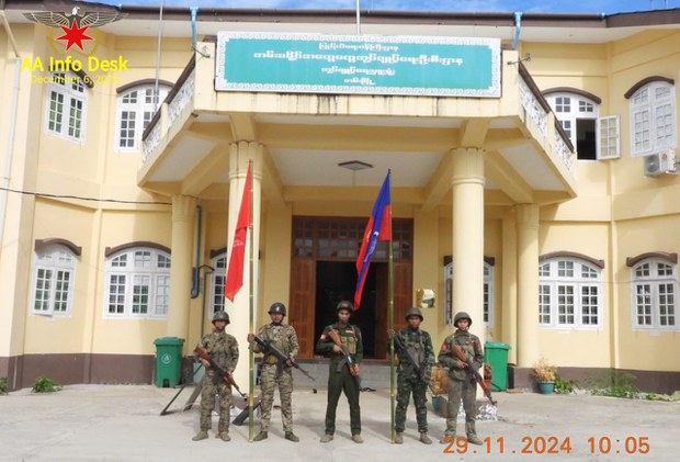 အမ်းက စစ်ကောင်စီတပ်စခန်း ဆယ်ခုကို သိမ်းယူလိုက်ကြောင်း AA ကြေညာ အမ်းက စစ်ကောင်စီတပ်စခန်း ဆယ်ခုကို သိမ်းယူလိုက်ကြောင်း AA ကြေညာ