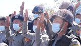 ဆန္ဒပြပြည်သူတွေနဲ့ ပူးပေါင်းတဲ့ ရဲဝန်ထမ်းတွေကို လိုက်လံဖမ်းဆီးနေ