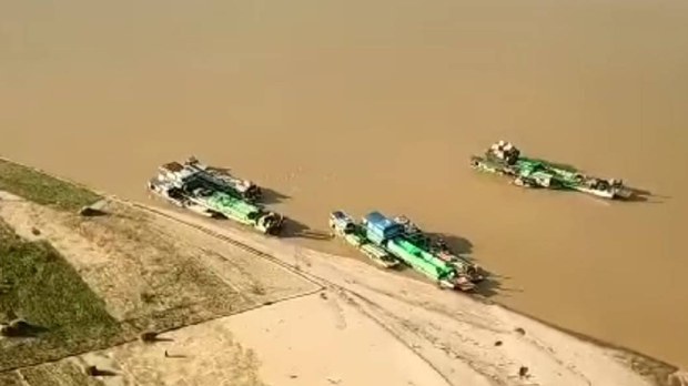 ကနီမြို့နယ်ထဲကရွာတွေထဲ စစ်သင်္ဘောတွေက လက်နက်ကြီးတွေနဲ့ ပစ်ခတ် ကနီမြို့နယ်ထဲကရွာတွေထဲ စစ်သင်္ဘောတွေက လက်နက်ကြီးတွေနဲ့ ပစ်ခတ်