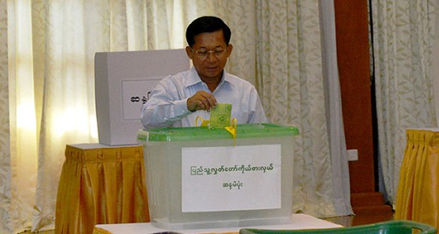 senior-general-minaunghlaing-voting-in-2015-622.jpg senior-general-minaunghlaing-voting-in-2015-622.jpg