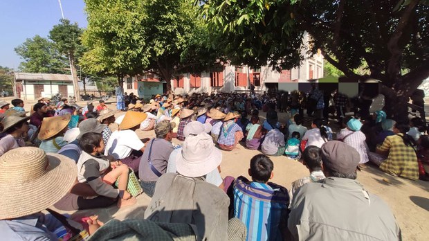 ခင်ဦးမှာ စစ်ကြောင်းထိုးမှုကြောင့် ဒေသခံ တစ်သောင်းဝန်းကျင် ထွက်ပြေး ခင်ဦးမှာ စစ်ကြောင်းထိုးမှုကြောင့် ဒေသခံ တစ်သောင်းဝန်းကျင် ထွက်ပြေး