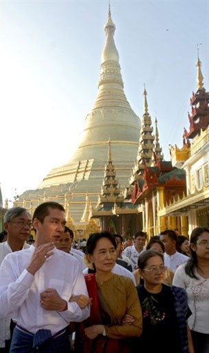 assk_kim_visit_shwedagon_305_z.jpg